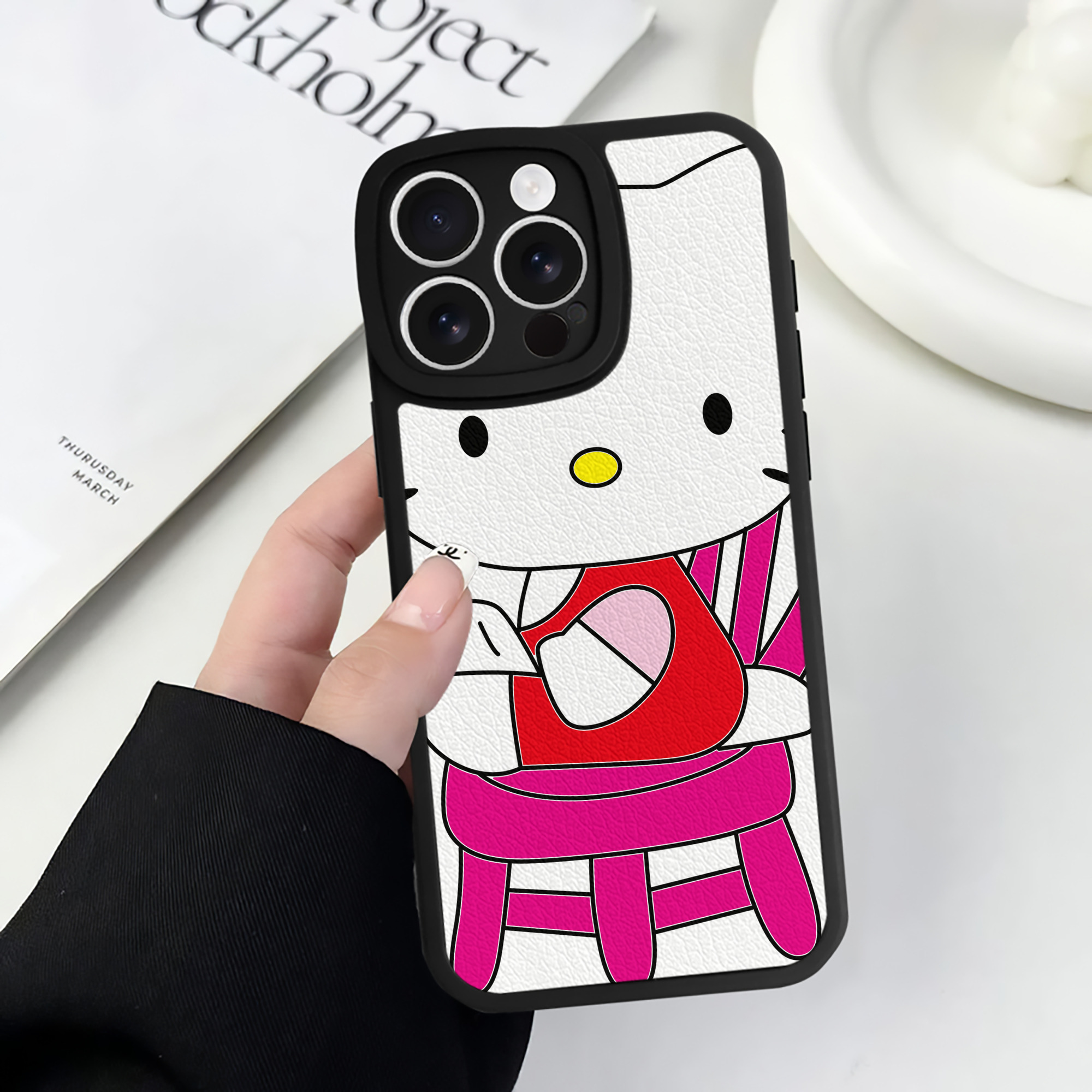 （画像用） Hello Kitty ハローキティ 【iPhone 16シリーズ対応】シリコンスマホケース（レザー調） 材質：シリコン